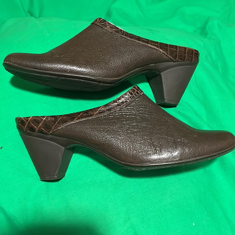 Lovely Almost new brown Liz Claiborne mule 8.5